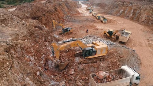 Schwerbagger arbeitet auf der Baustelle
