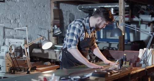 Cuir à rouler artisanal masculin dans l'atelier