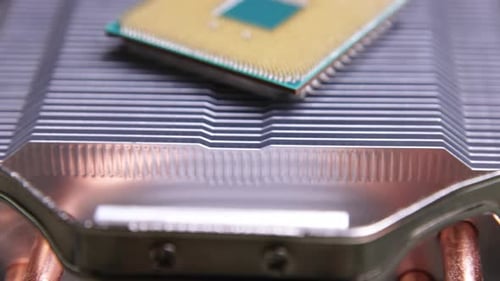 Puce
d'ordinateur CPU. Processeur sur prise sur la carte mère. Technologies, électronique nanomètres