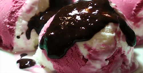 Eiscreme mit heißer Schokolade
