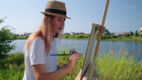 Passe-temps créatif d'une femme adulte en week-end d'été Dessin Pleinair dans le parc