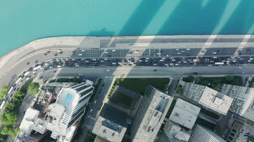 Vue aérienne sur les immeubles résidentiels au bord de l'eau dans le centre-ville de Chicago