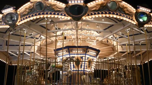 Beleuchtet Merry Go Round im Park. Hell beleuchteter Kreisverkehr dreht sich in wunderbarer Unterhaltung