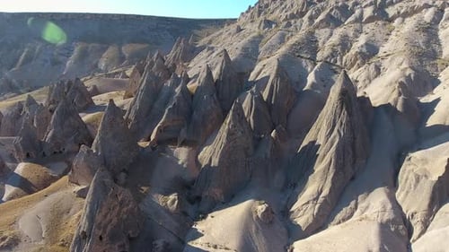 Hoodoos, Feenkamine und sedimentäre vulkanische Gesteinsformationen im erodierten Stone Valley