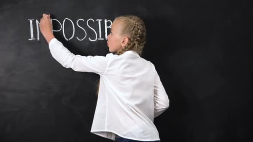 Fille intelligente debout près du tableau noir, croisant IM dans Word IMPOSSIBLE, motivation