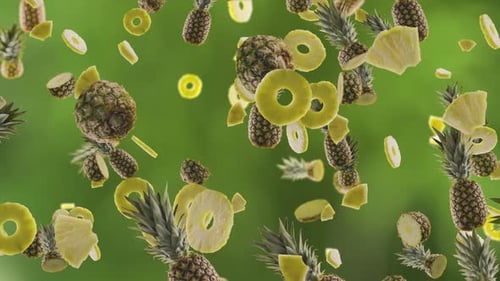 Ananas mit Scheiben, die auf Gartenhintergrund fallen