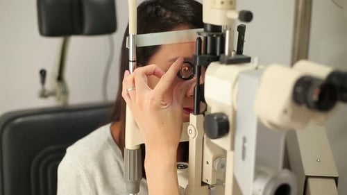 Frau macht Sehtest