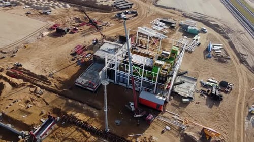 Luftflug über eine Neubau-Entwicklungsstelle, Lagerhäuser, Projekte und Schwermaschinen und