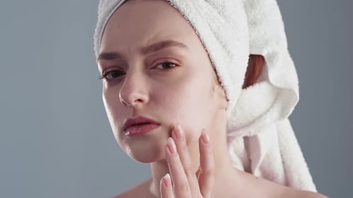 Tratamiento del acné: limpieza facial, piel de la mujer