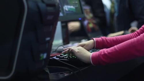 Junge Spieler spielen bei E-Sports-Wettbewerben