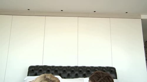Paar spricht auf dem Bett