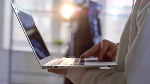 Arbeiten am Laptop neben dem Roboter