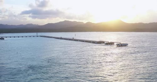 Vuelo de ida con vista al puerto de embarque de los cruceros en Puerto Plata, República Dominicana