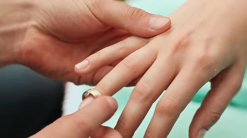 Ein Mann legt einer Frau einen Ring an den Finger