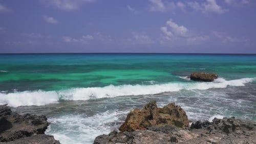 Wunderschönes blaues Karibisches Meer und große Wellen schweben auf dem Atlantik