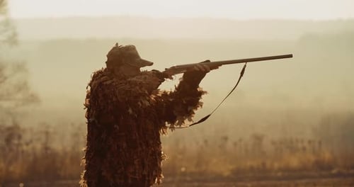 Silhouette des Jägers im goldenen Licht des Sonnenuntergangs
