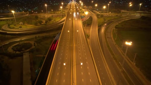 4K : Prise de vue aérienne par Drone hyperlapse d'une route autoroutière en mouvement rapide.