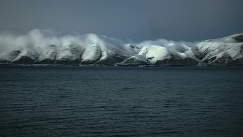 Lac et montagnes en hiver