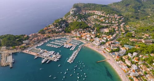 Luftaufnahme des Sommerurlaubs Port De Soller auf der Insel Mallorca Sandy Beach Boats Yachten Klar