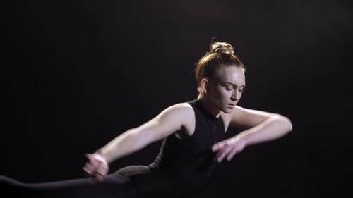 Sinnliche Schauspielerin, emotional tanzend, Contemp