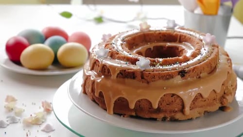 Der Osterkuchen ist mit Karamellglasur verziert