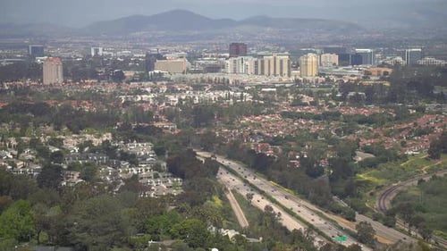 Gebäude und eine Autobahn in San Diego