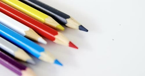 Lápices de colores dispuestos en un patrón ondulado