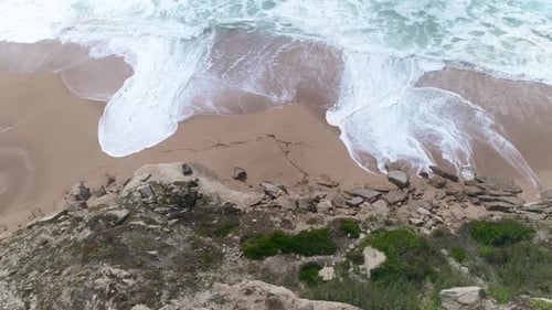 Sandstrand und wunderschöne Wellen, die den Schaum bilden