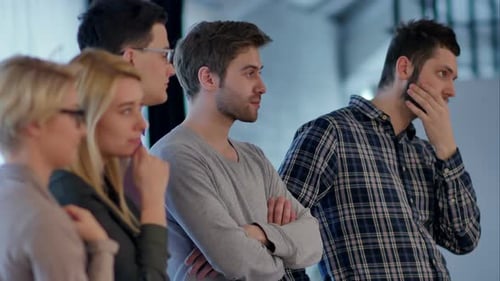 L'équipe créative écoute et exprime sa positivité