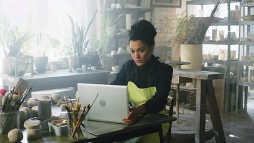 Woman Potter abre laptop para trabalhar