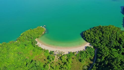 4K Luftaufnahme der wunderschönen Bergküste des tropischen Meeres