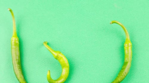 El pimiento verde picante se encuentra sobre un fondo verde pastel