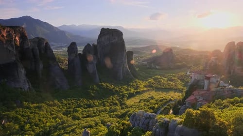 Monasterios de Meteora en Grecia al atardecer