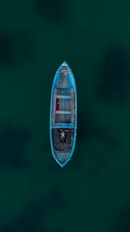 Luftaufnahme eines alten Fischerbootes im Meer