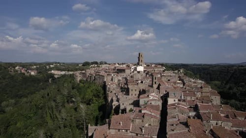 -SHOT: beschreibendes leeres Frontal -BESCHREIBUNG: Drohnenvideo über der Seite von Pitigliano, Italien -STUNDE.