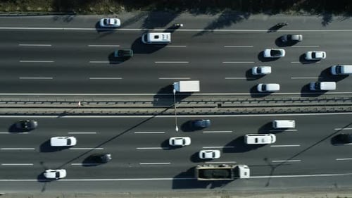 Autos bewegen sich auf der Autobahn