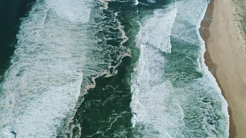Luftaufnahme von Meereswellen und wunderschönem Strand