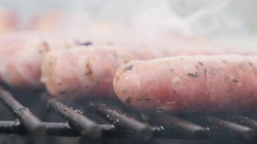 Saucisses de viande mélangée crues fraîches sur le barbecue, gros plan 4K 2160p, 30 images par seconde, images par seconde, UltraHD - Gros plan