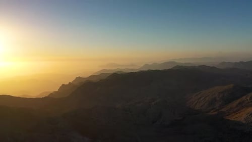 Un lac de montagne en haut des montagnes : images épiques tournées par un Drone