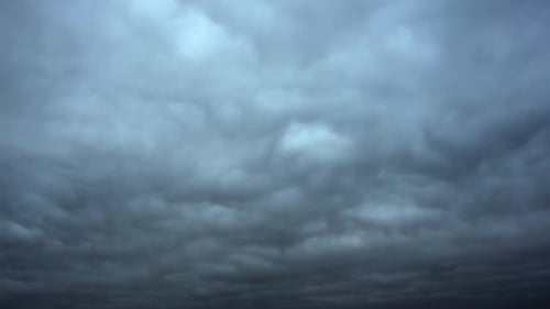 Nuages d'orage inquiétants, arrière-plan : Laps de temps
