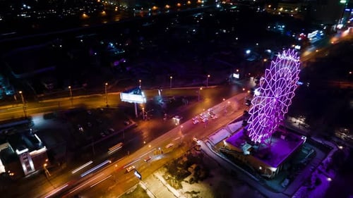 Riesenrad bei Nacht aus der Luftaufnahme entfernt