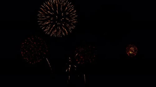 De magnifiques feux d'artifice dorés étincelants et continus se répandant dans le ciel pour célébrer