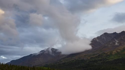 Zeitraffer. Wunderschöner Blick auf die kanadische Natur mit Bergen und Wolken