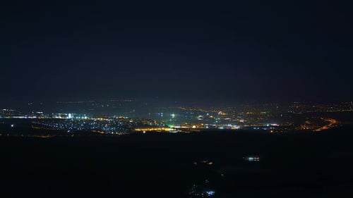 8K Nachtlichter der Stadt durch das Meer