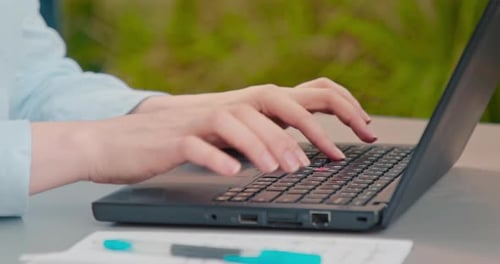 Gros plan des mains d'une femme en train de taper sur un ordinateur portable. Femme d'affaires tapant des notes sur ordinateur