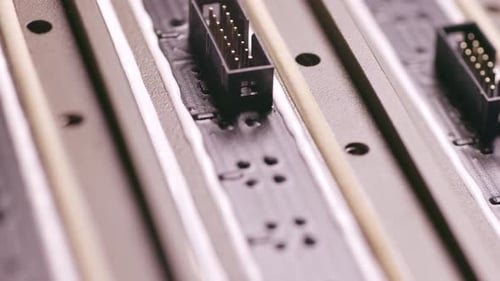 Slidershot einer Steckerkomponente und eines großen grünen Mikrokreises im Werkstattlabor
