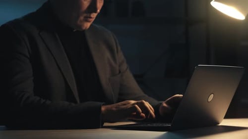 Late Work Professioneller Insomnia Man Tippt Laptop