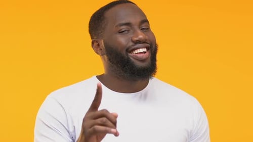 Afroamerikanischer Mann zeigt „Ich wähle dich“ -Geste, zeigt mit dem Finger auf die Kamera