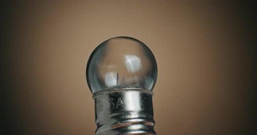 Extreme Nahaufnahme einer Wolfram-Glühlampe und Makroaufnahme von Elektronisch Komponenten auf Turn T