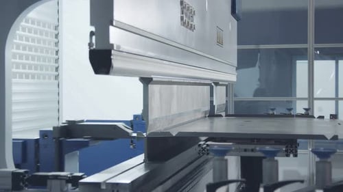 Metallbiegeroboter in einer Metallproduktionsstätte